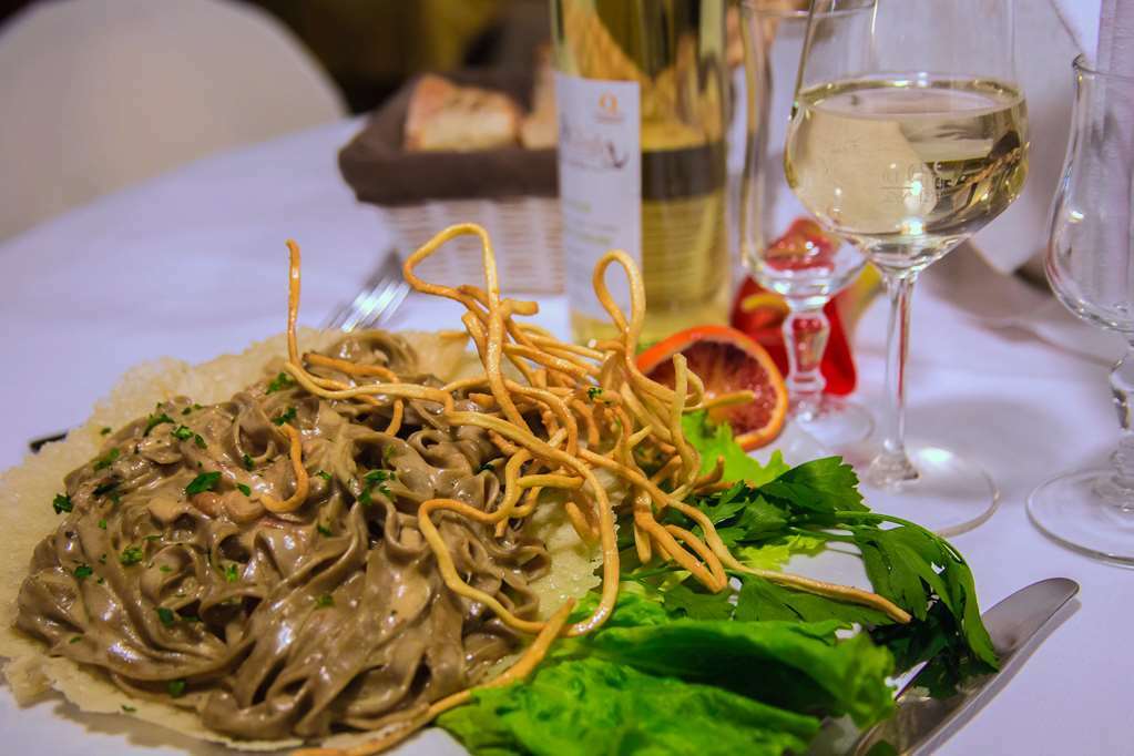 Hotel Ristorante La Perla Varallo Pombia Restoran fotoğraf